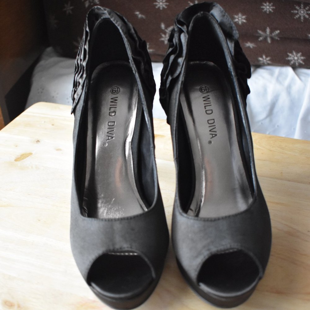 Wild Diva Black Peep-toe Heels